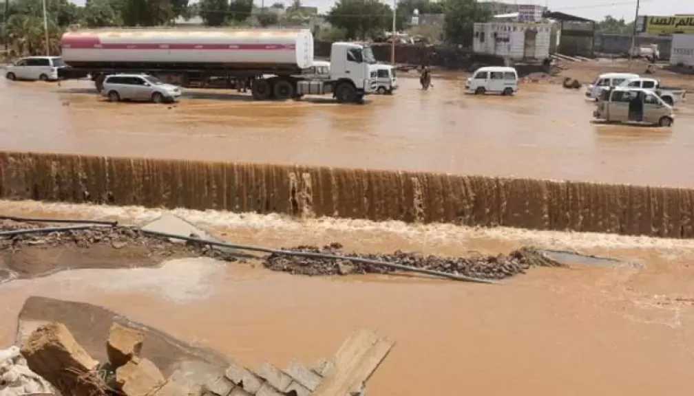 وفاة جندي وإصابة 30 جراء الأمطار والعواصف شرقي اليمن