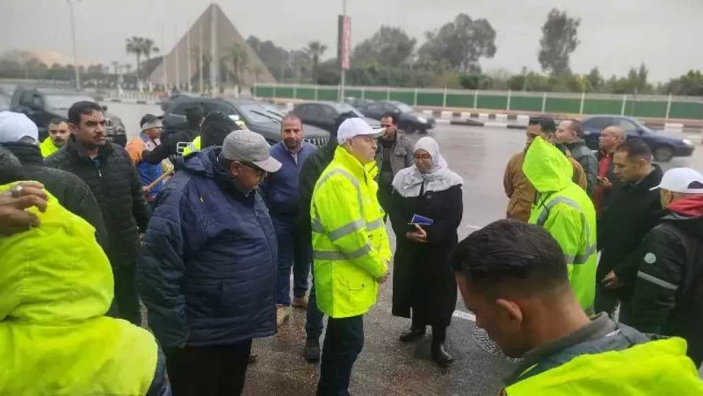 رئيس ”صرف صحي القاهرة الكبرى” يتابع ميدانيًا جهود سحب مياه الأمطار.. صور