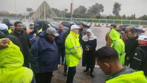 رئيس ”صرف صحي القاهرة الكبرى” يتابع ميدانيًا جهود سحب مياه الأمطار.. صور