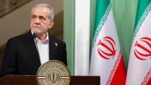 بزشكيان لماكرون: الحرب الأمريكية الصهيونية زعزعت أمن مضيق هرمز