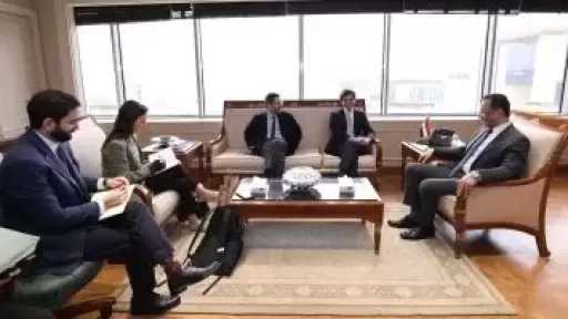 وزارة الاتصالات تبحث مع جامعة IE الإسبانية بناء القدرات الرقمية للشباب