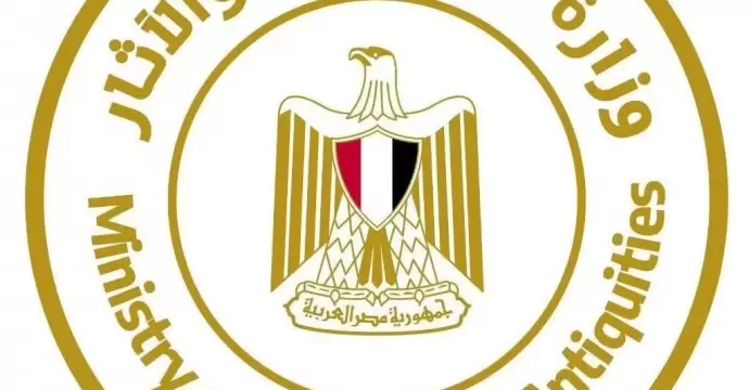 وزارة السياحة تنشر توضيح بشأن واقعة تسلق أحد التوابيت بالسيرابيوم بمنطقة سقارة الأثرية