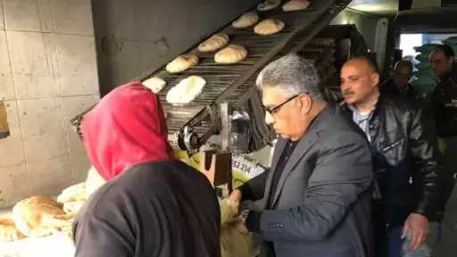 محافظ الدقهلية يتفقد مخابز بمدينة طلخا ويؤكد: صرف الحصص لكل بطاقة تموينية ومنع تجميع البطاقات