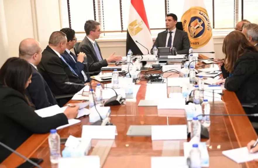 وزير الصناعة يبحث مع وفد البنك الدولي ومؤسسة التمويل الدولية سبل دعم المشروعات الصناعية بمصر