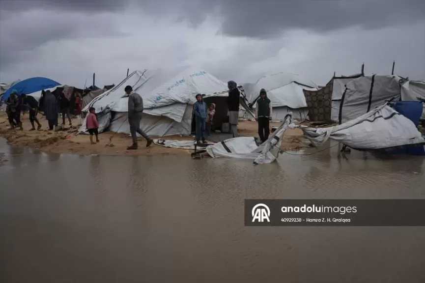 إصابة 3 نازحين وغرق مئات الخيام بفعل أمطار غزيرة في غزة