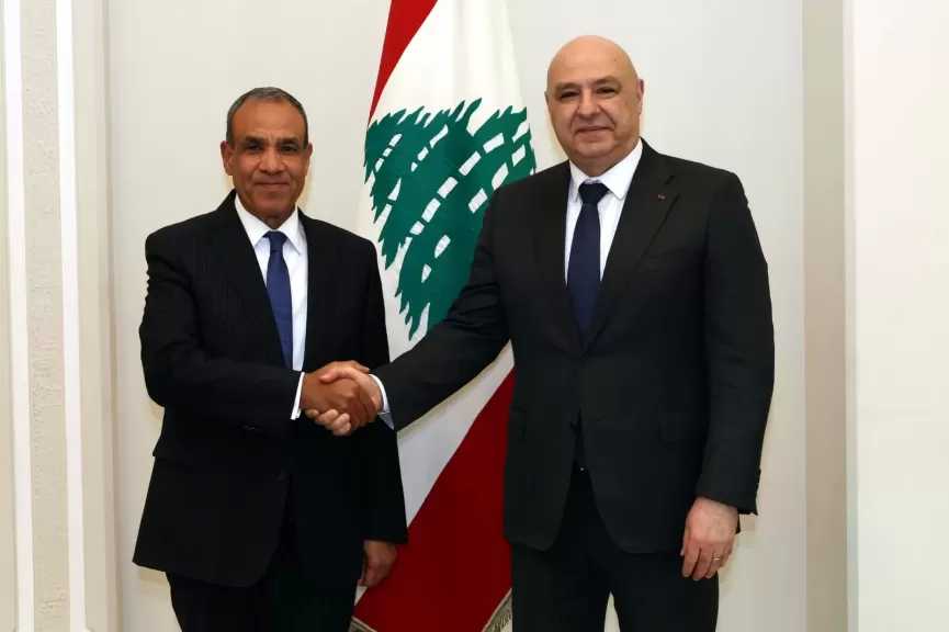 وزير الخارجية يلتقي الرئيس اللبناني في بيروت وينقل رسالة دعم من القيادة والشعب المصري