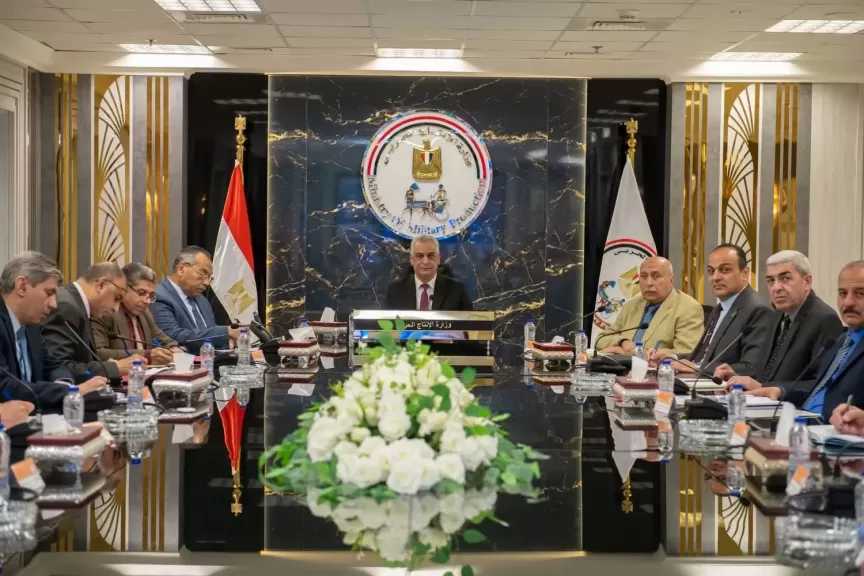 وزير الدولة للإنتاج الحربي يتابع سير العمل بالجهات التابعة