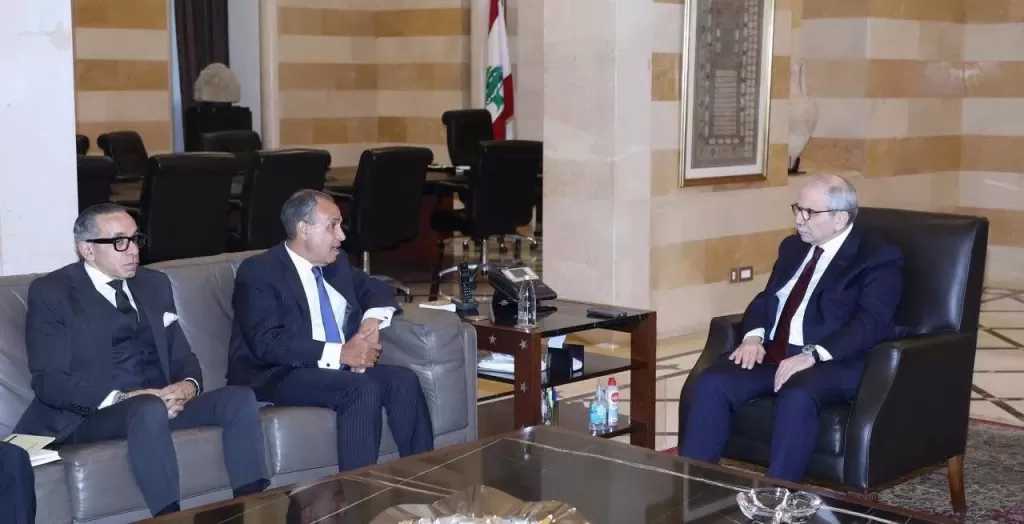 وزير الخارجية يجري مباحثات مع رئيس مجلس الوزراء اللبناني في بيروت وينقل رسالة دعم من فخامة السيد رئيس الجمهورية