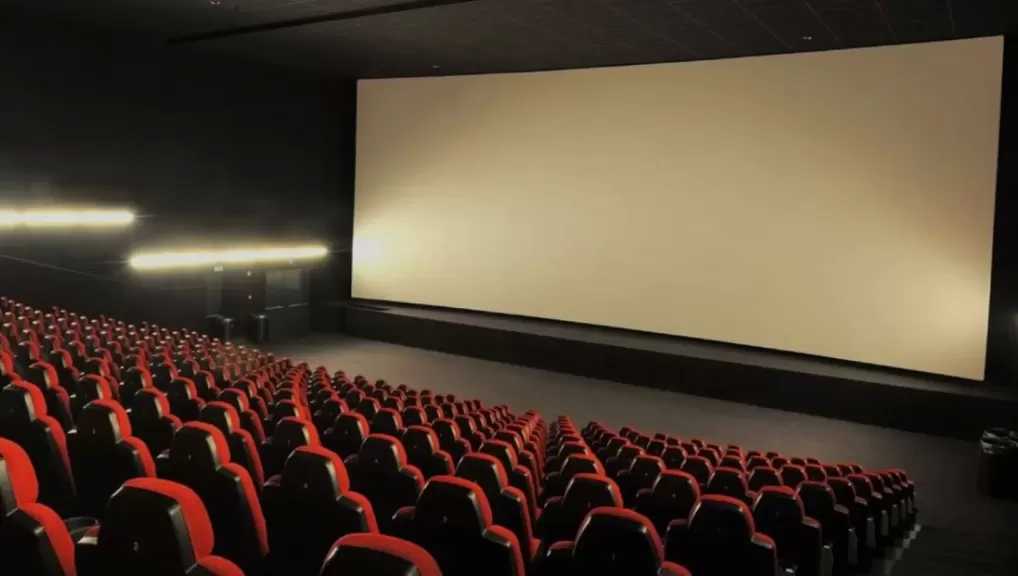 لمواجهة تداعيات قرار ترشيد الطاقة.. كريم السبكي يقترح إلغاء حفلات دور السينما الصباحية