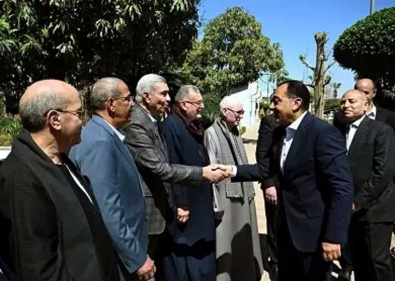 مدبولي في جولة بسوق العبور: استقرار الأسعار أولوية قصوى للحكومة