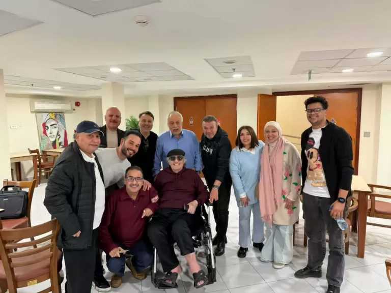 وفد نقابة المهن التمثيلية يزور الفنان محيي إسماعيل داخل دار إقامة كبار الفنانين