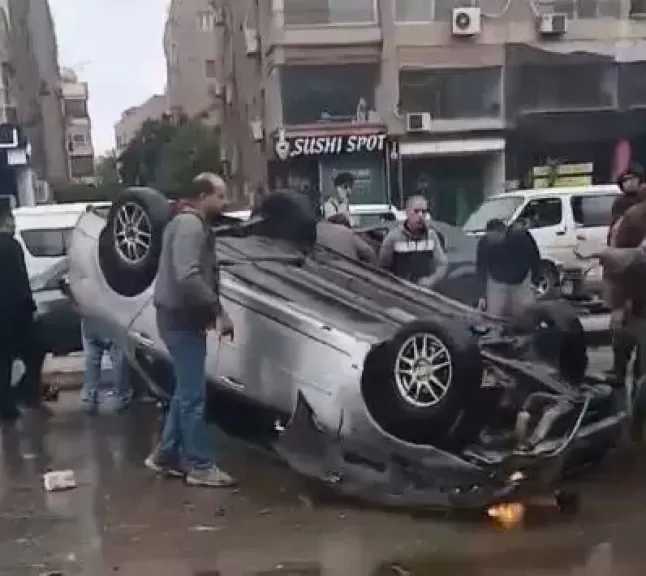 بسبب سوء الأحوال الجوية.. انقلاب سيارة أعلى محور حسب الله الكفراوي