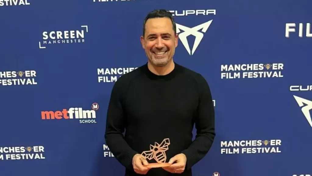 ظافر العابدين يحتفل بجائزة أفضل مخرج عن فيلم صوفيا بمهرجان مانشستر السينمائي الدولي