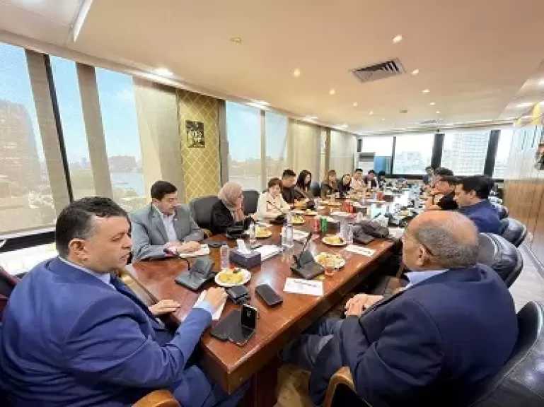 الصناعات النسيجية تبحث مع وفد صيني فرص الاستثمار وتوطين الصناعات بقطاع الغزل والنسيج