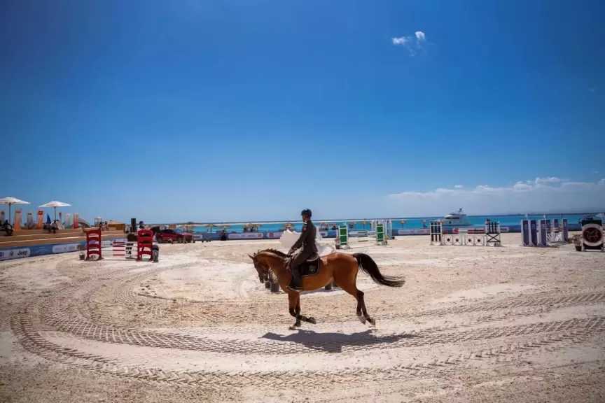 ”وزارة السياحة” ترعى بطولتي كأس العالم للسباحة في المياه المفتوحة وكأس مصر للفروسية بسوما باي