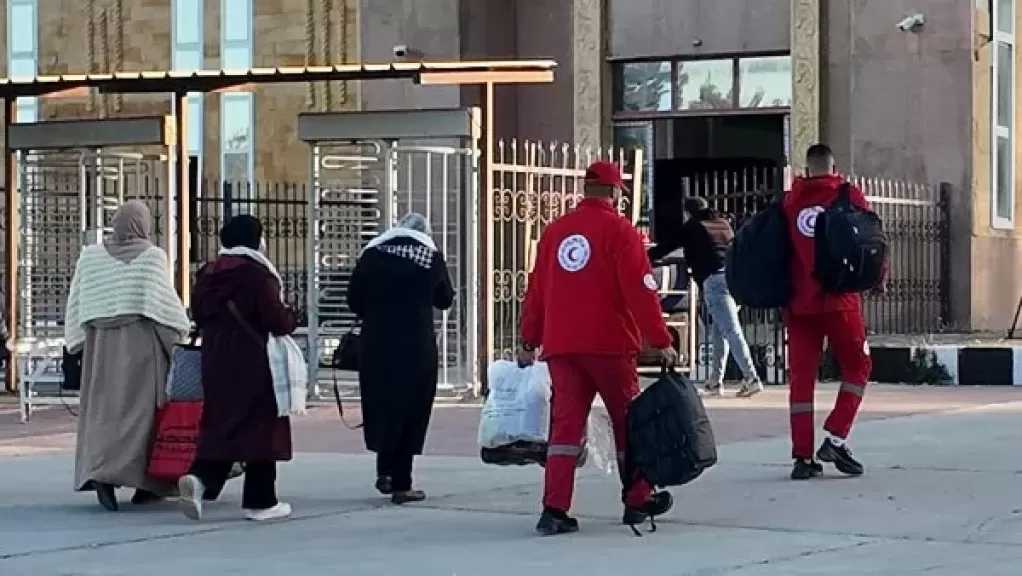 الهلال الأحمر يدفع بـ 2,820 طنًا من المساعدات الإنسانية لدعم الأشقاء الفلسطينيين