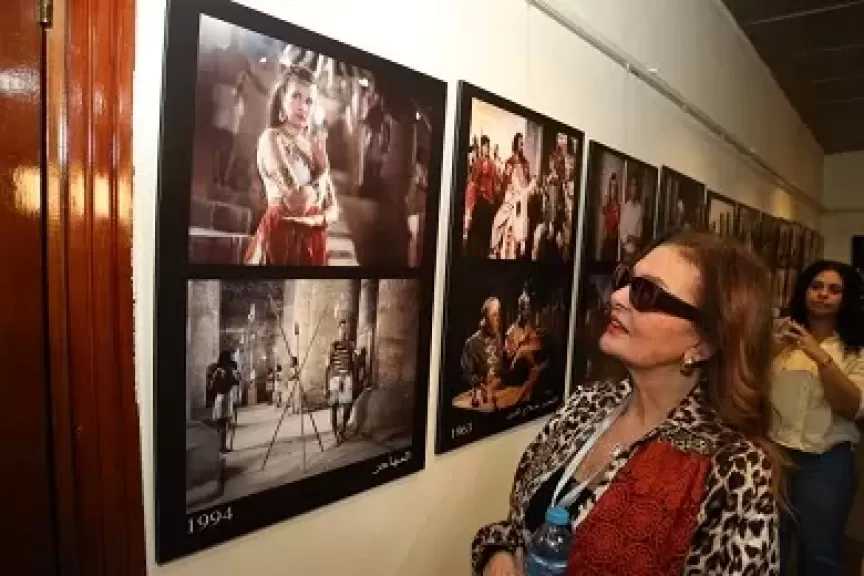 نجوم سينما يوسف شاهين يفتتحون معرضا لأعماله ضمن مهرجان الأقصر للسينما الإفريقية