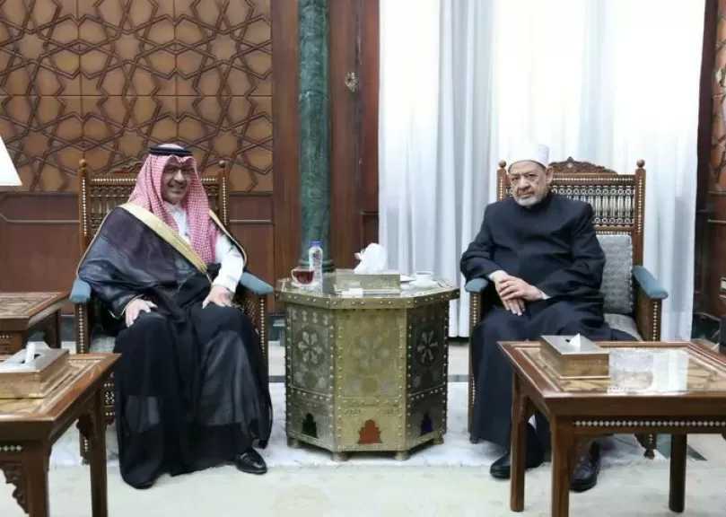 سفارة السعودية: السفير الحصيني اطمأن على شيخ الأزهر بعد تماثله للشفاء