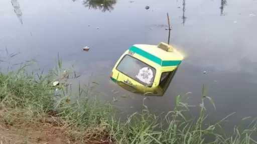 انقلاب سيارة إسعاف في ترعة المريوطية بالبدرشين