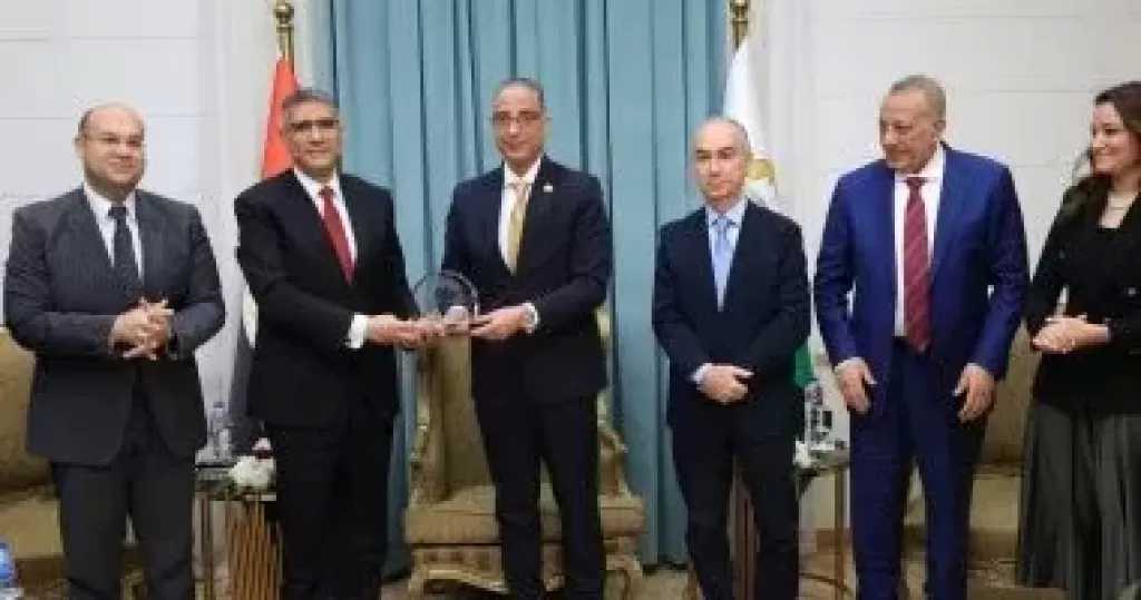 محافظ الجيزة يكرم المهندس عادل النجار ويهديه درع المحافظة تقديرًا لجهوده