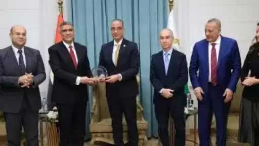 محافظ الجيزة يكرم المهندس عادل النجار ويهديه درع المحافظة تقديرًا لجهوده