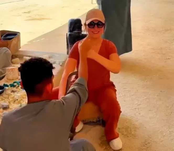 ريهام عبدالغفور تشارك حرفيي الألباستر بالأقصر أعمالهم على أهازيج الكف الصعيدي