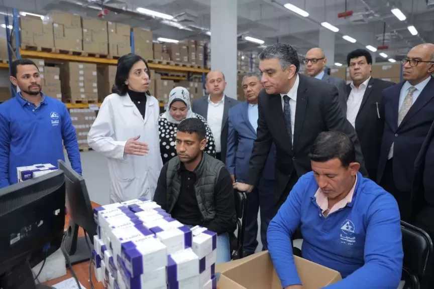 رئيس الهيئة المصرية للشراء الموحد يتفقد صيدليات الإسعاف ومخازن الهيئة لمتابعة سير العمل وتعزيز المخزون الاستراتيجي