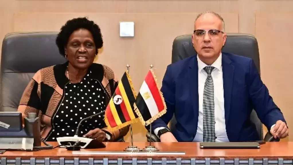 وزير الري يبحث مع وزيرة البيئة الأوغندية تعزيز التعاون في مجال المياه