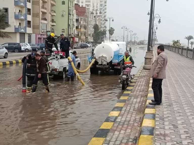 جهود مكثفة للوحدات المحلية في التعامل مع تداعيات الأمطار في بني سويف