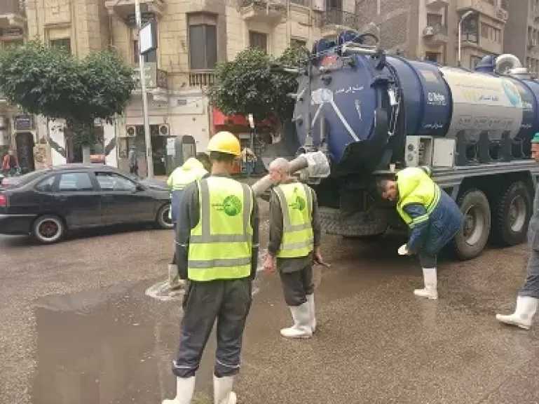 القاهرة: اتخاذ كل الاستعدادات والاحتياطات لمواجهة الطقس السيئ ومنع تراكم مياه الأمطار بالشوارع