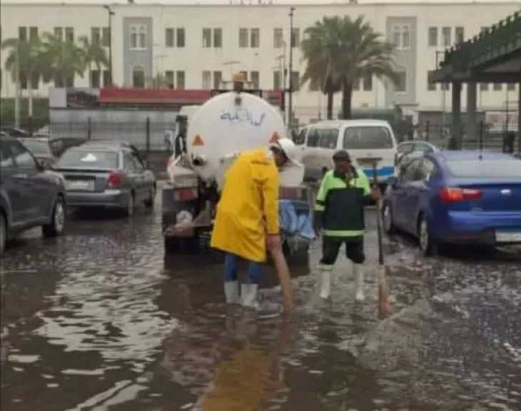 رئيس حي الأزبكية يتابع أعمال سحب مياه الأمطار من الشوارع