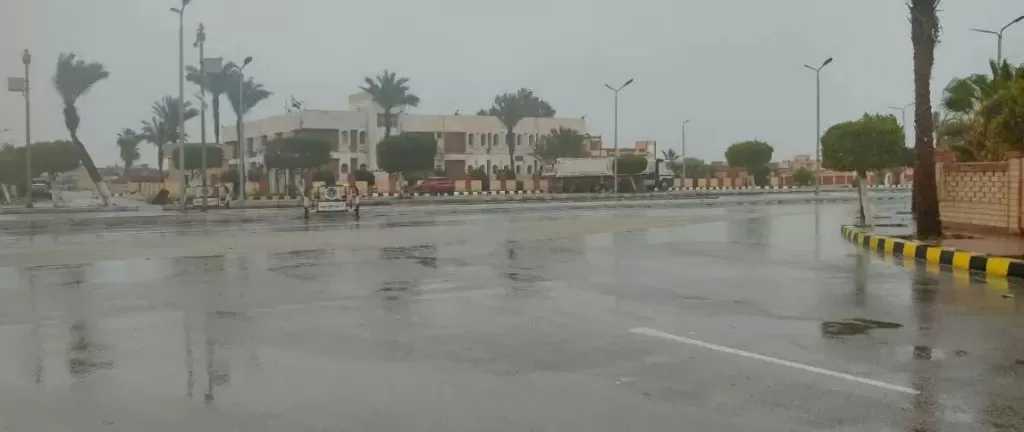 تساقط أمطار غزيرة على مدينة رأس سدر بجنوب سيناء.. ورفع حالة الطوارئ