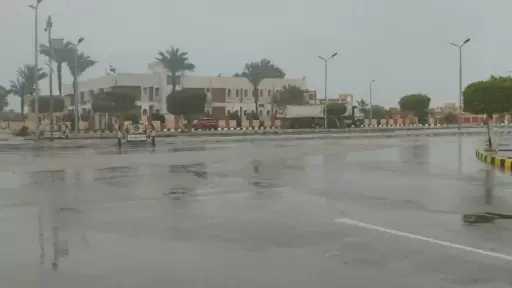 تساقط أمطار غزيرة على مدينة رأس سدر بجنوب سيناء.. ورفع حالة الطوارئ