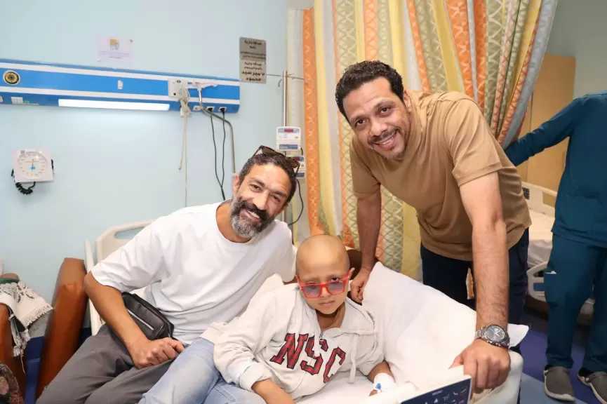 حمزة العيلي وخالد كمال يدعمان الأطفال مرضى السرطان في الأقصر