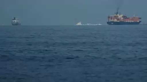 بلومبرج: إيران تطلب من السفن تغيير تسجيلها ورفع أعلام دول صديقة لعبور مضيق هرمز