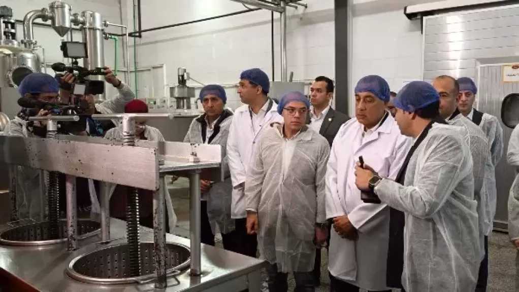 رئيس الوزراء يتفقد شركة متخصصة في تصنيع وتعبئة التمور ببنها