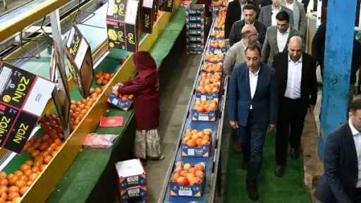 رئيس الوزراء يتفقد محطة لتعبئة الموالح والحاصلات الزراعية بالقليوبية