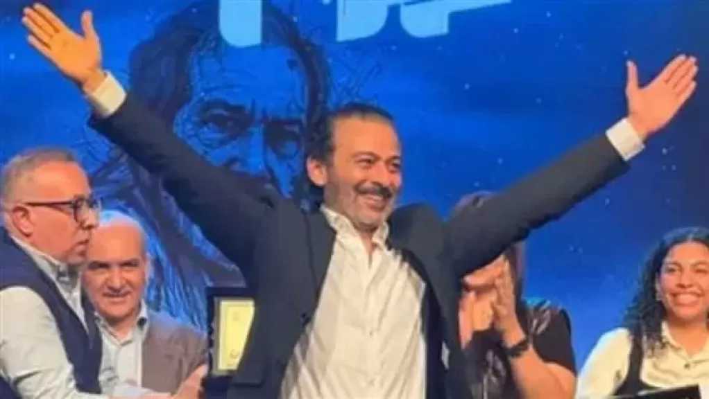 أول تعليق من أحمد عزمي بعد تكريمه بمهرجان المسرح العالمي