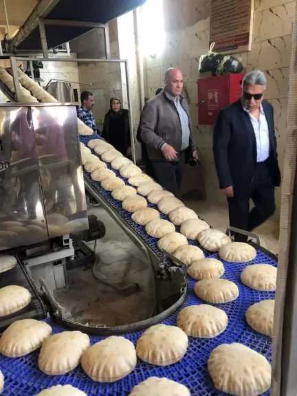 محافظ الدقهلية يتفقد مخبز المحافظة لمتابعة انتظام صرف الخبز والالتزام بالأوزان والجودة