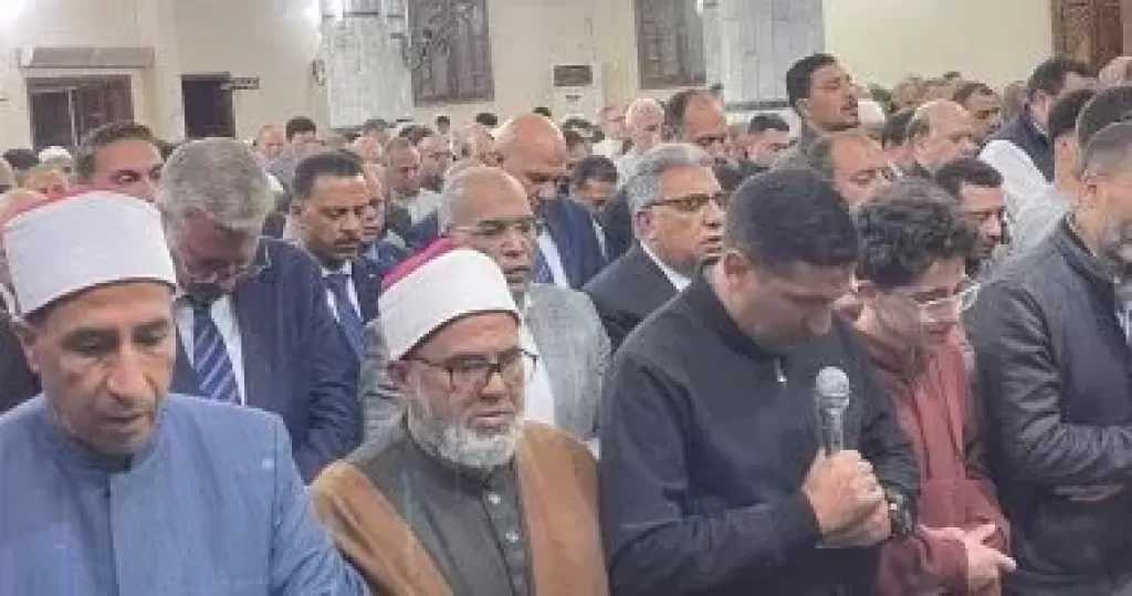 وزير البترول ومحافظ الدقهلية يؤديان صلاة الجنازة على المهندس حسام صادق بميت غمر