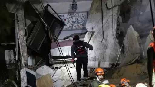 انتشال قتيلين من تحت أنقاض مبنى في حيفا دمره صاروخ إيراني