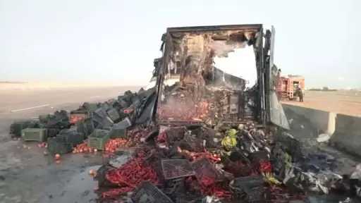 فتح الطريق الدولي الساحلى مطروح- الإسكندرية بعد إخماد حريق نشب في شاحنة محملة بالفواكه