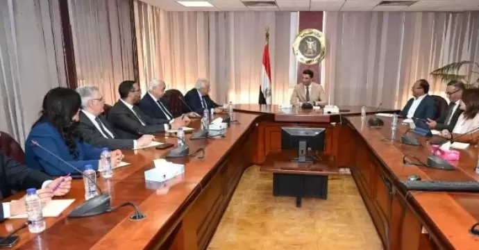 وزير الصناعة يطالب بإعادة تقييم الرسوم على الحديد المصري بالسوق الأمريكي