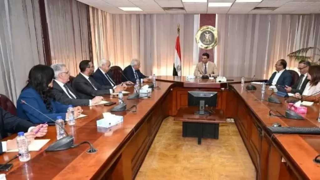 وزير الصناعة يطالب بإعادة تقييم الرسوم على الحديد المصري بالسوق الأمريكي