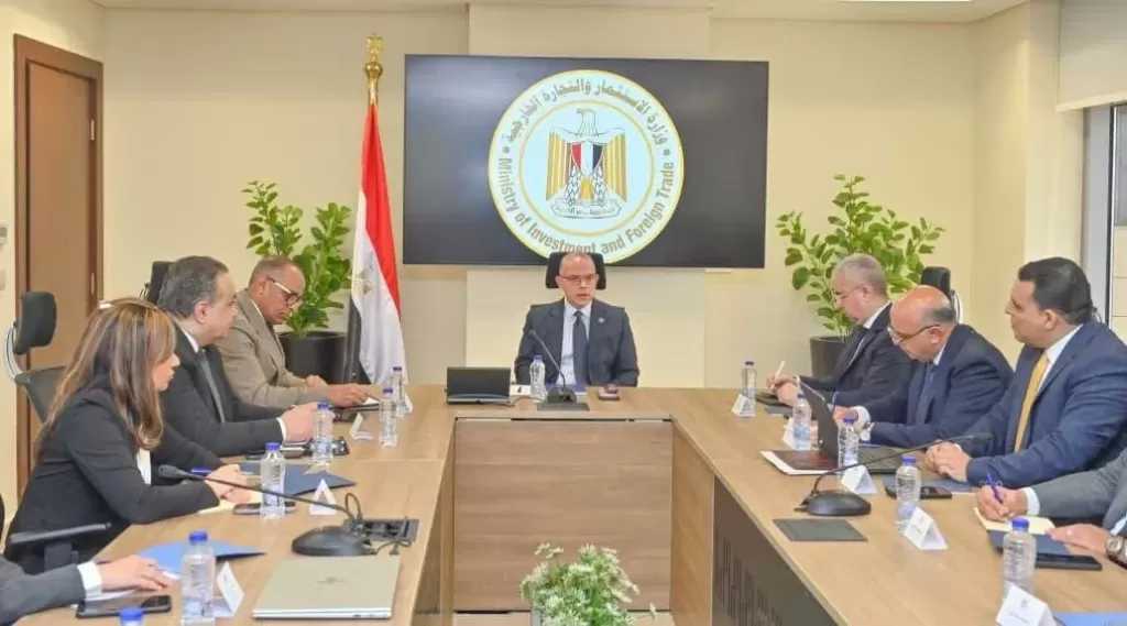 وزير الاستثمار والتجارة الخارجية يعقد اجتماعًا لمتابعة مؤشرات الأداء وخطط العمل بالهيئات والجهات التابعة