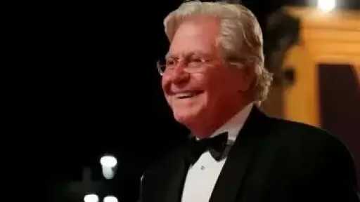 وزارة الثقافة تجدد اختيار حسين فهمى لرئاسة مهرجان القاهرة السينمائى