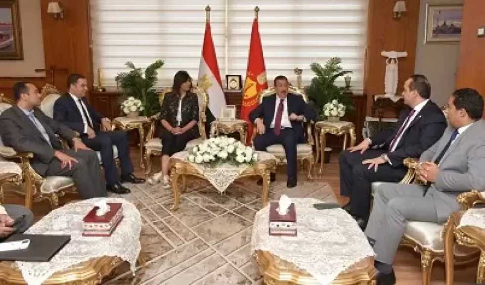 محافظ بورسعيد يستقبل السفيرة نبيلة مكرم ورئيس الرعاية الصحية لافتتاح قافلة إيد واحدة