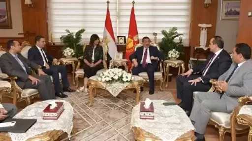 محافظ بورسعيد يستقبل السفيرة نبيلة مكرم ورئيس الرعاية الصحية لافتتاح قافلة إيد واحدة