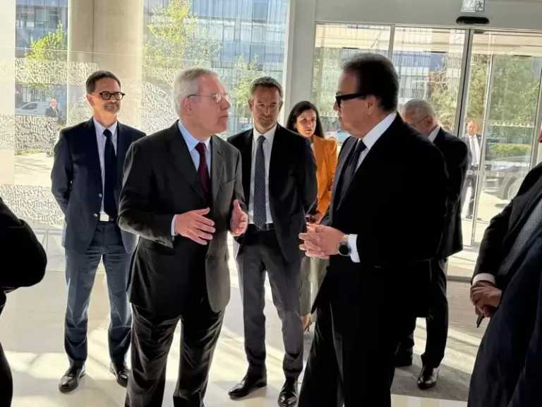 وزير الصحة يلتقي رئيس شركة سيرفيه لبحث توطين صناعة أدوية الأورام والعلاجات المبتكرة