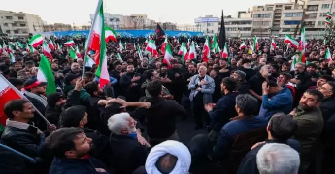 آلاف الإيرانيين يشاركون في تأبين المرشد الأعلى الراحل خامنئي